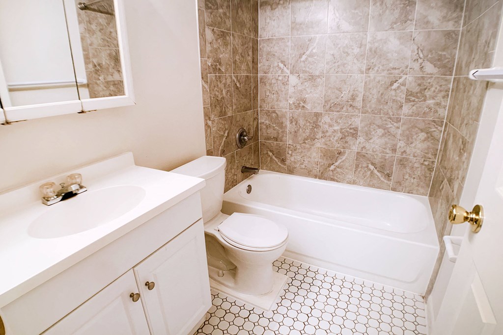 Bathroom With Bathtub at East Pointe Apartments, Cincinnati