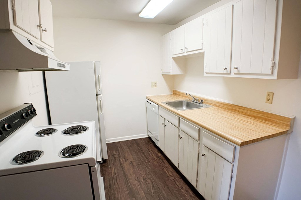Kitchen With Ample Storage  at Barkley Ridge Apartments, Southgate, 41071