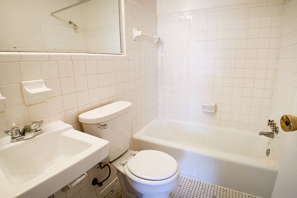 Modern Bathroom  at Barkley Ridge Apartments, Southgate, 41071
