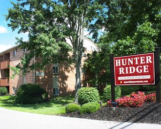a picture of the hunter ridge apartments sign