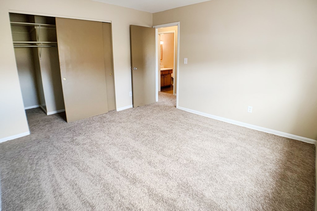 Bedroom unfurnished at Sharondale Woods Apartments, Cincinnati, OH, 45241