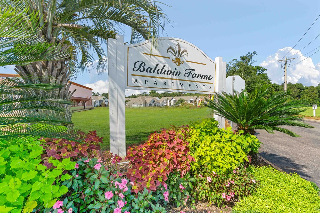 Green Courtyard at Baldwin Farms Apartments, Robertsdale, AL