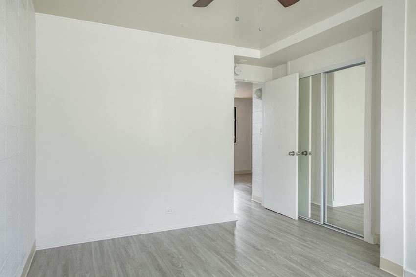 Kapiolani Village bedroom with mirror doored closets Kapiolani Village bedroom with mirror doored closets - Photo Gallery