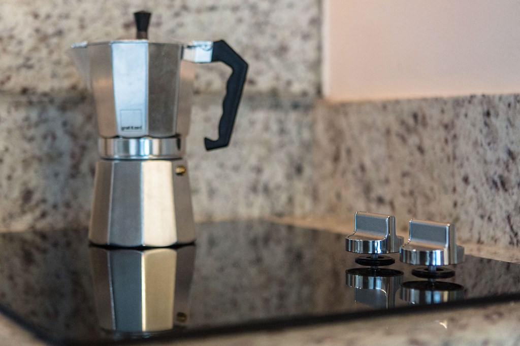 Waikiki Walina Apartments electric stove with coffee pot 