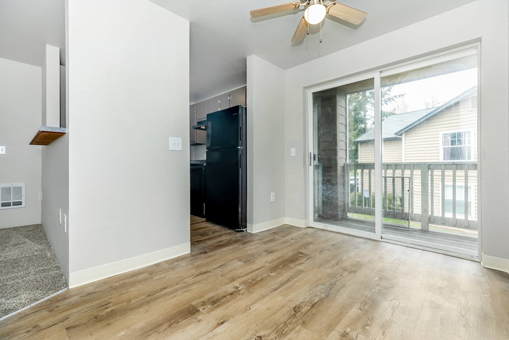 Orchard Park Apartments Dining Room Patio Image