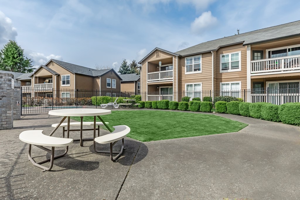 Orchard Park Apartments Outdoor Tables