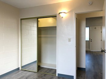 Hale Makiki Apartments bedroom with mirror closet door