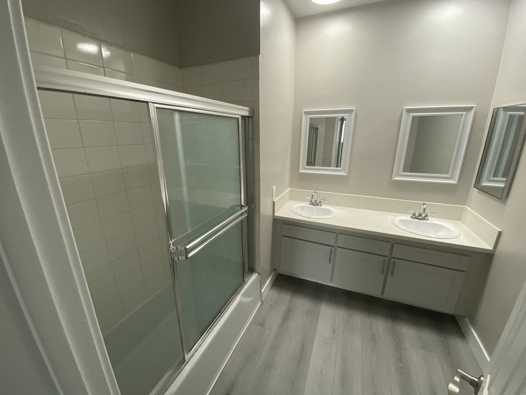 11858 Goshen Ave Unit 207 bathroom