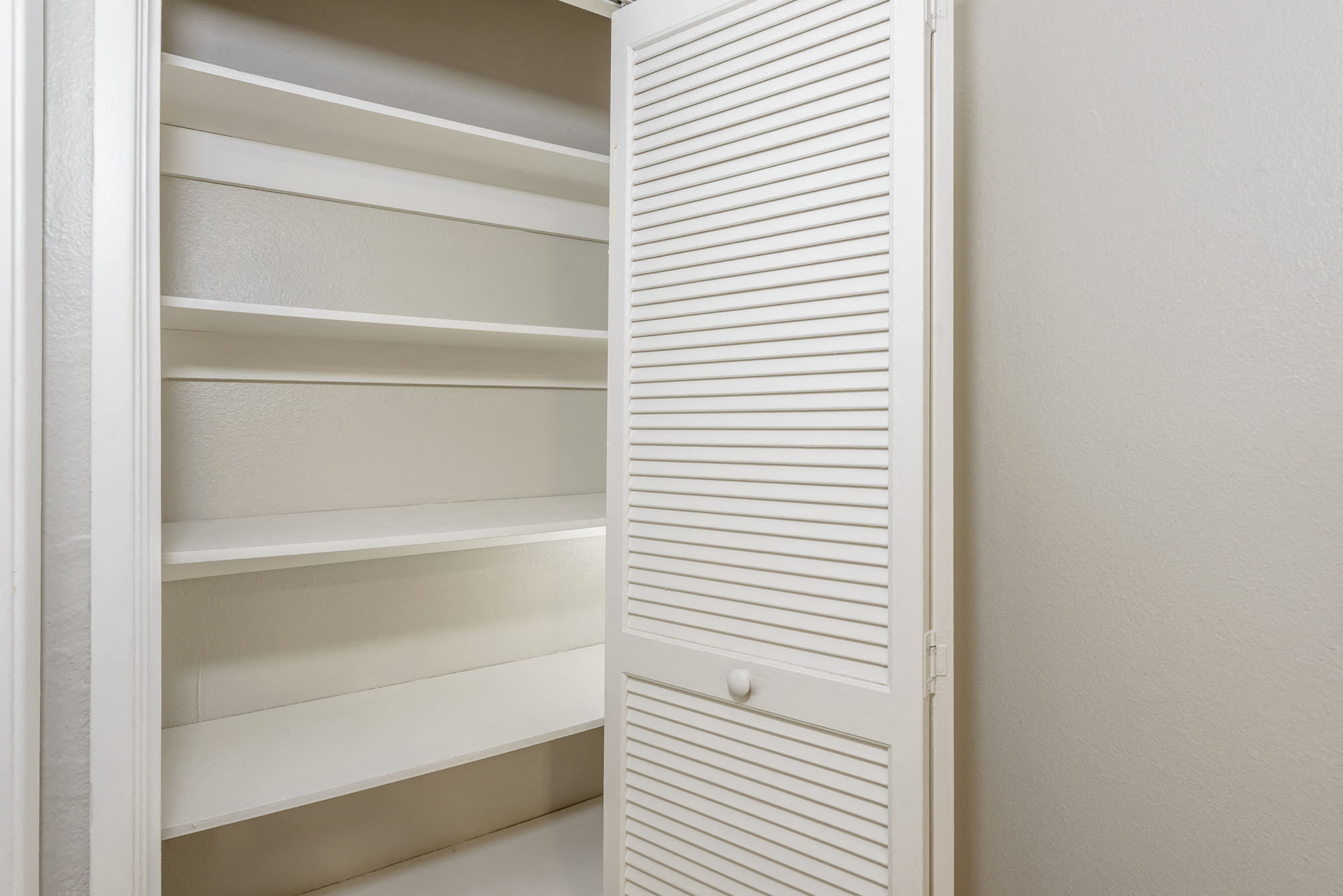 1140 N Columbus Ave 3 Bed 2.5 Bath Pantry