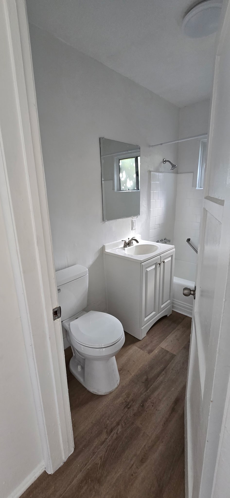 1215 S Fairfax 1 Bedroom Bathroom