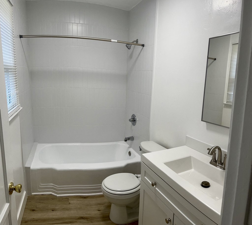 1215 Fairfax Ave unit 11 bathroom