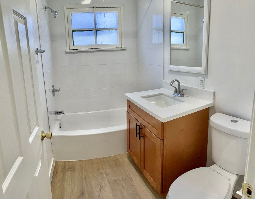 1215 Fairfax Ave unit 7 bathroom