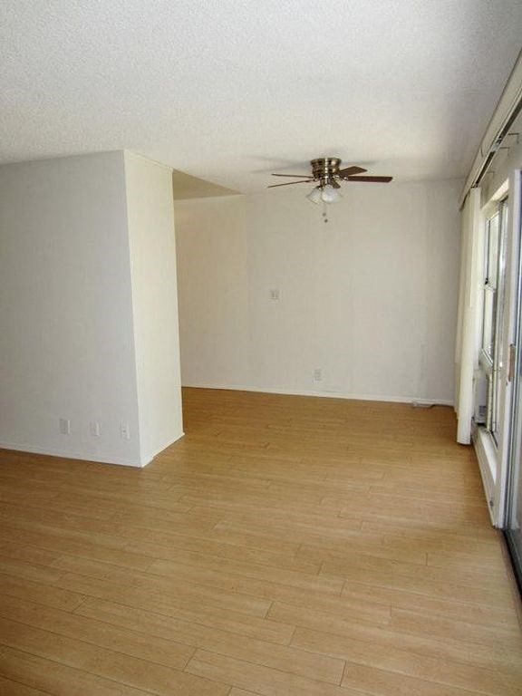 1301 Havenhurst unfurnished living and dining room