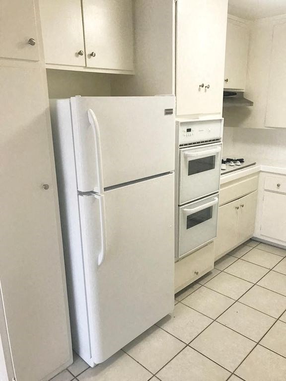 1301 Havenhurst kitchen fridge and ovens