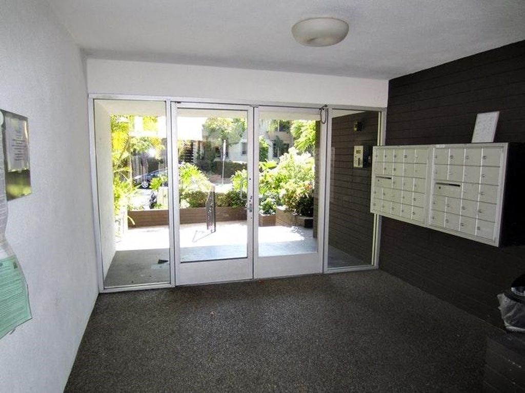 1301 Havenhurst mailbox area