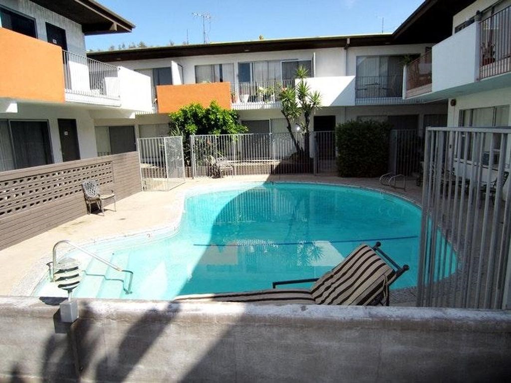 1301 Havenhurst pool area