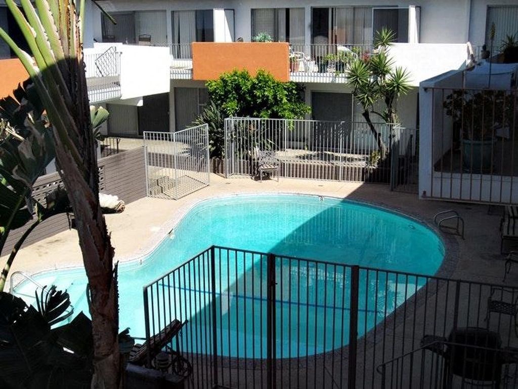 1301 Havenhurst pool area