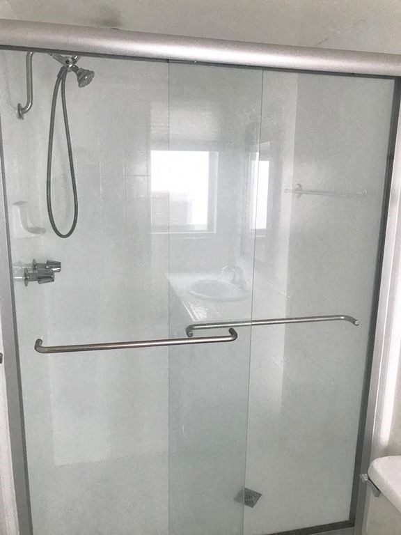 1301 Havenhurst bathroom shower