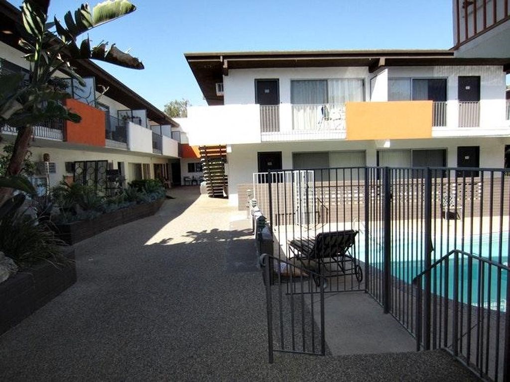 1301 Havenhurst pool area pathway