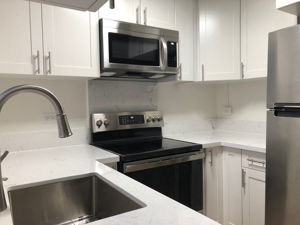 1818Anapuni_1Bed_KitchenWithWhiteCabinets