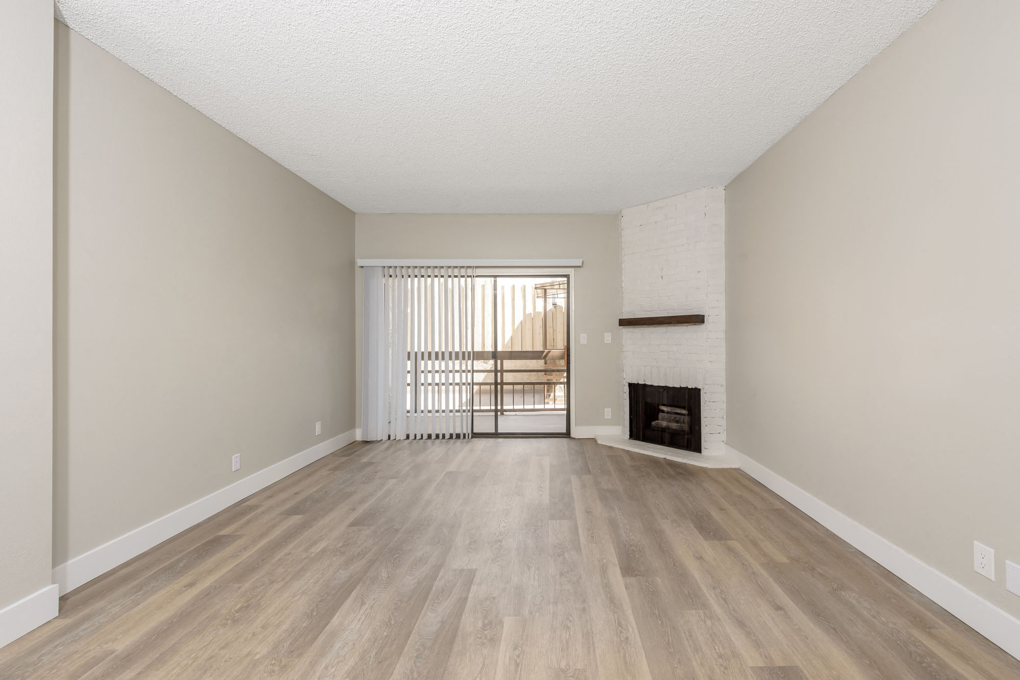 1140 N Columbus Ave 2 Bed 2 Bath Living Area