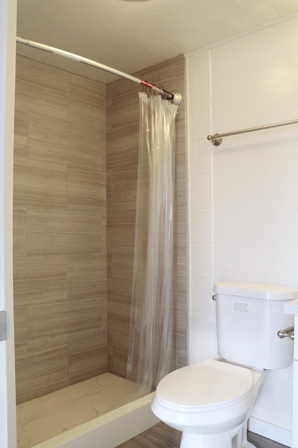 2048 South Beretania Street Apartments bathroom toilet and shower