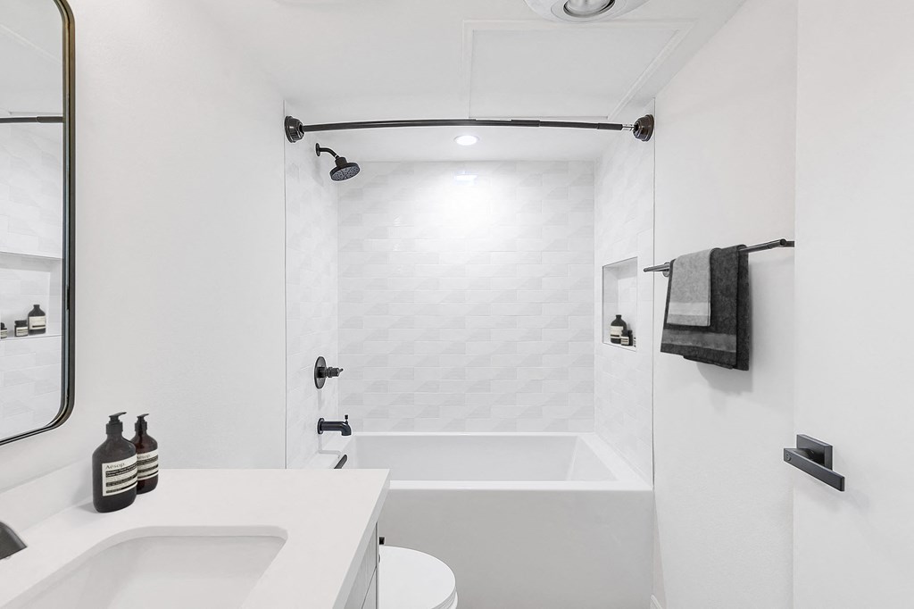 2062 Dracena Apartments Bathroom