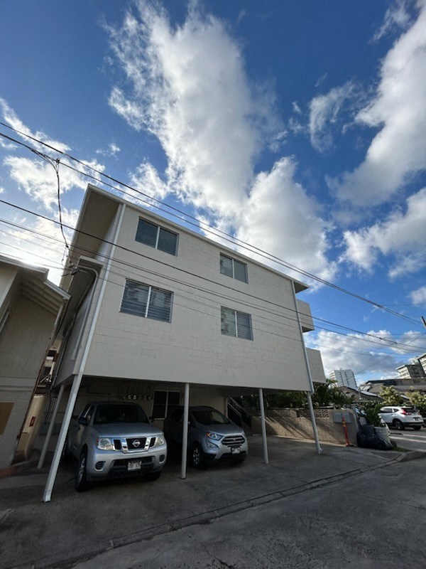 2612 Kapiolani building exterior