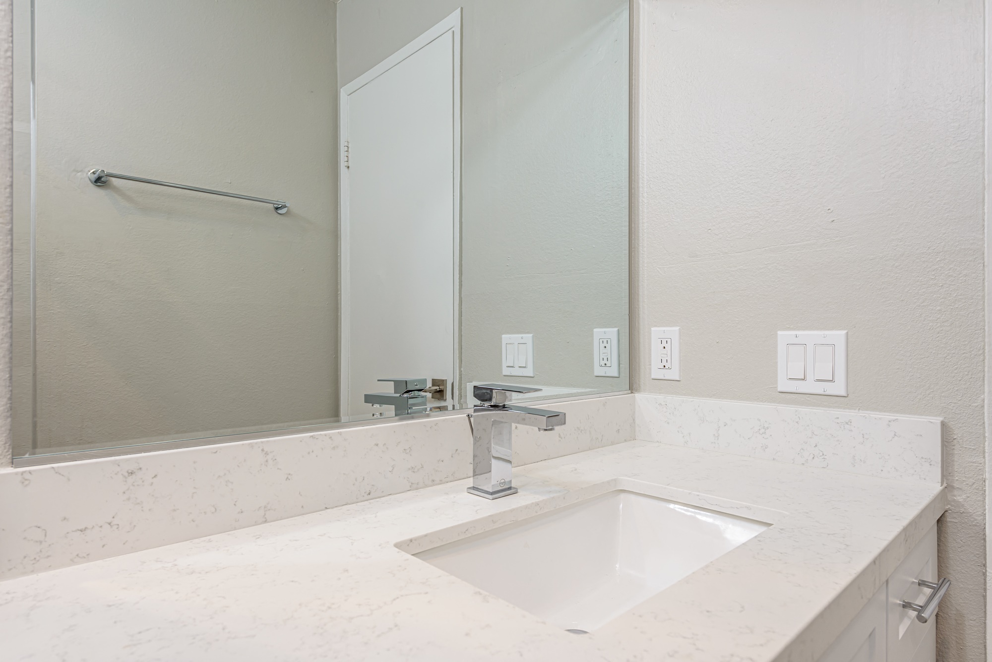 1133 Justin Ave Vanity