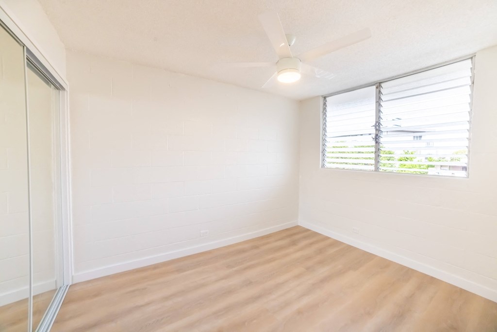 2751 Waikahe bedroom with ceiling fan