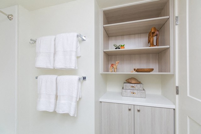 Kanekapolei Collection Bathroom Shelves and Towel Rack