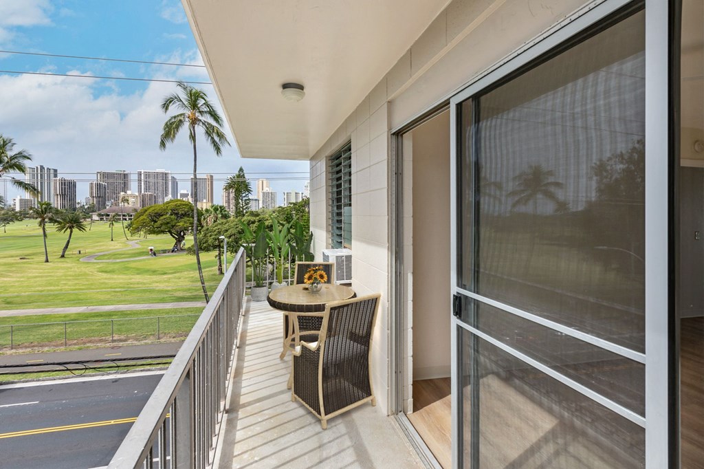 2848 Date St One Bedroom Staged-Lanai