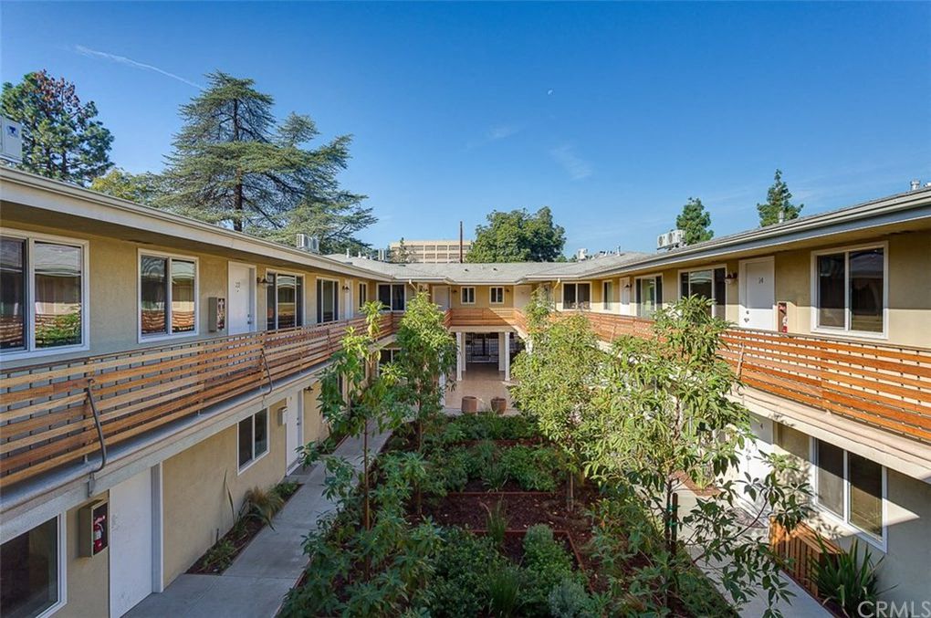 296 N Oakland Apartments exterior buildings and courtyard