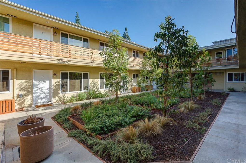 296 N Oakland Apartments exterior buildings and courtyard