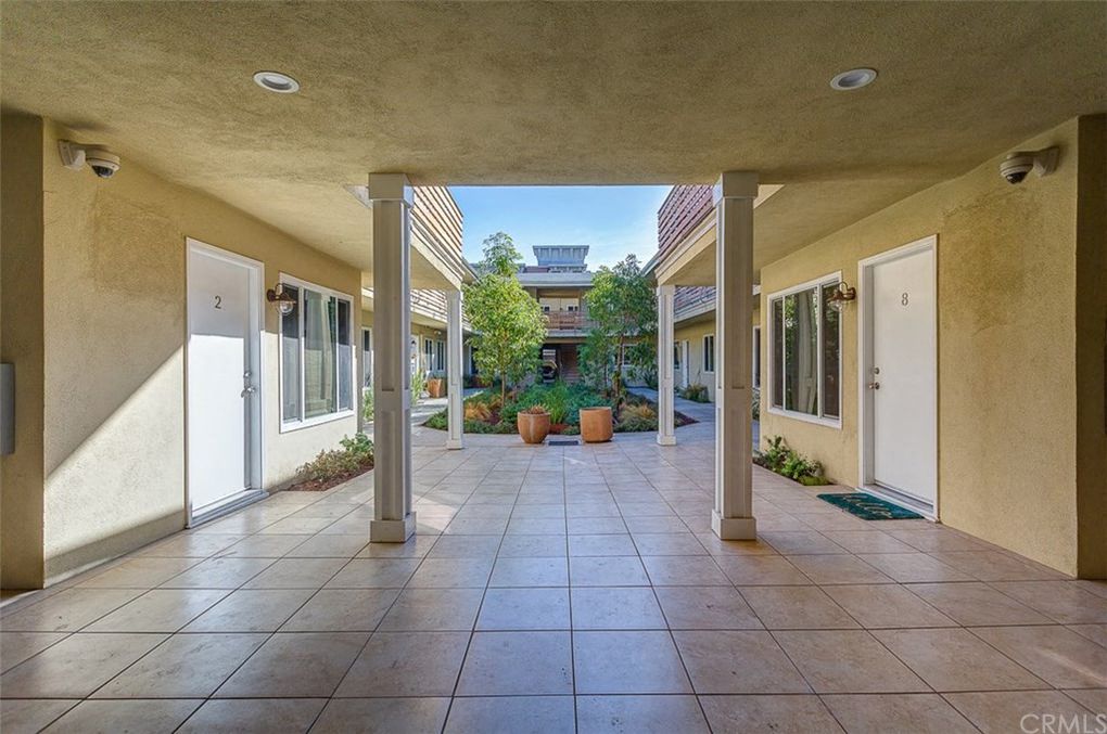 296 N Oakland Apartments exterior hallways