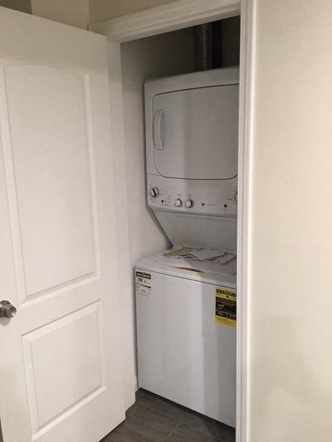 296 N Oakland Apartments laundry area with stackable machines