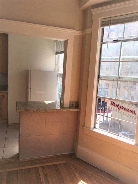 520 Taylor kitchen bar counter and windows