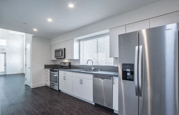 3475 Bentley kitchen with appliances