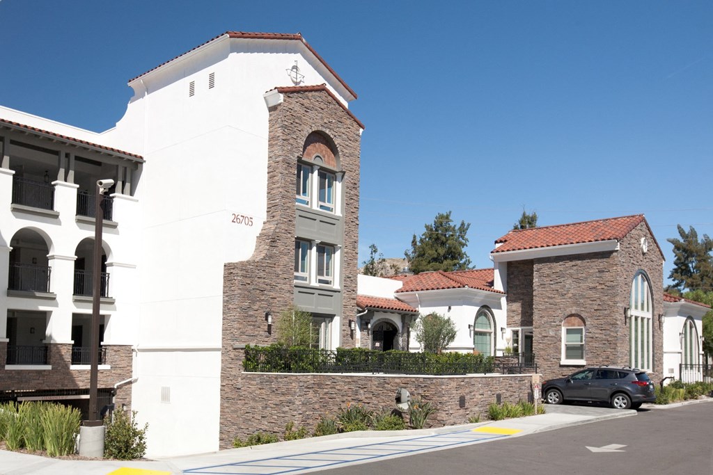 Horizons at Calabasas view of building from sidewalk