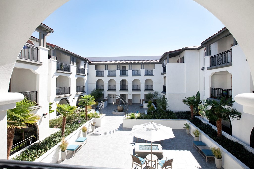 Horizons at Calabasas view of courtyard