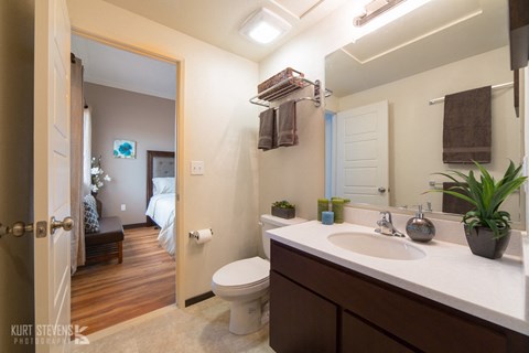 Wakea Garden Apartments bathroom with decor