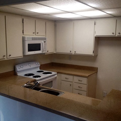 Villa del Sol Apartments kitchen with appliances
