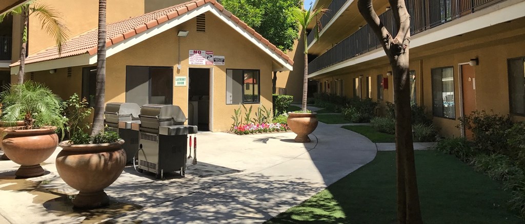 Woodman Lassen Apartments barbecue area
