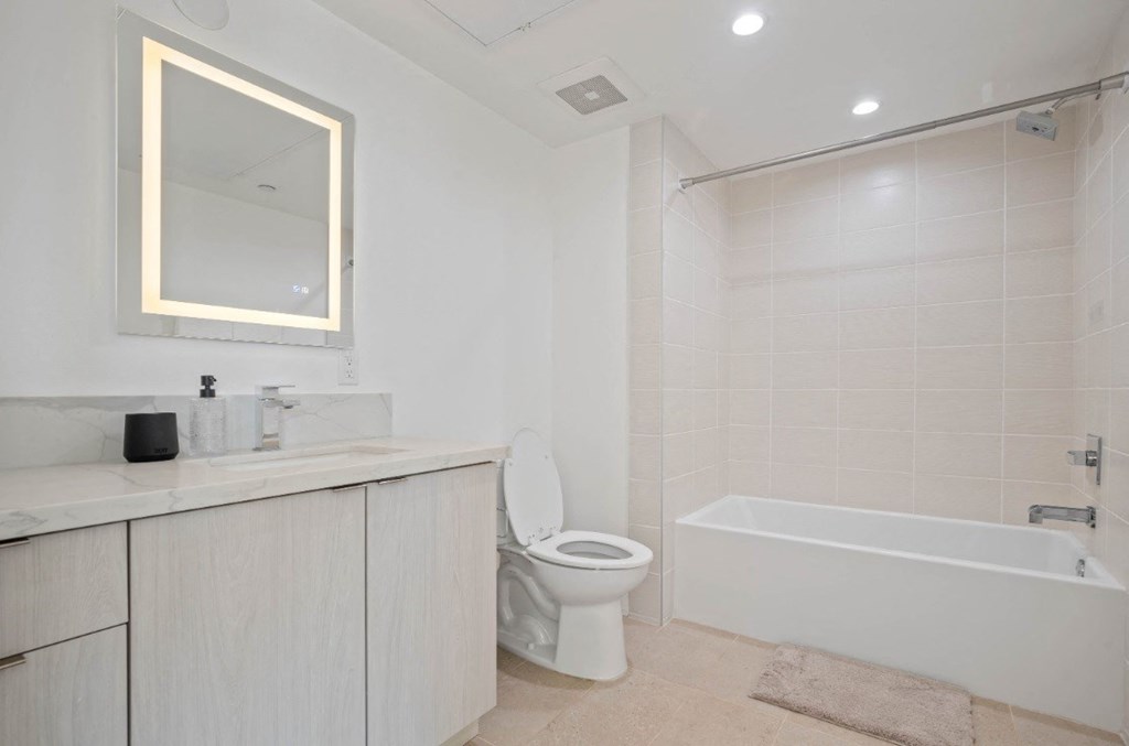 4804 Oakwood primary bathroom