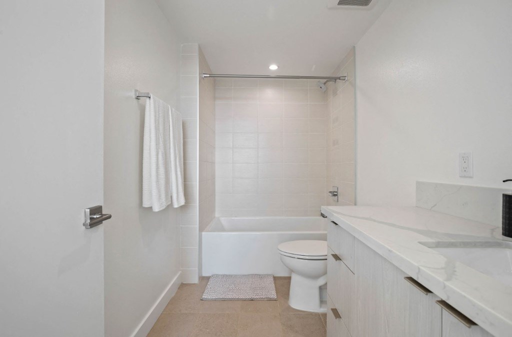 4804 Oakwood bathroom