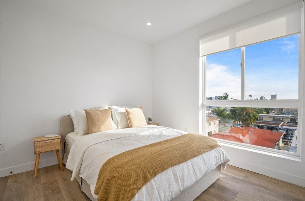 4804 Oakwood bedroom