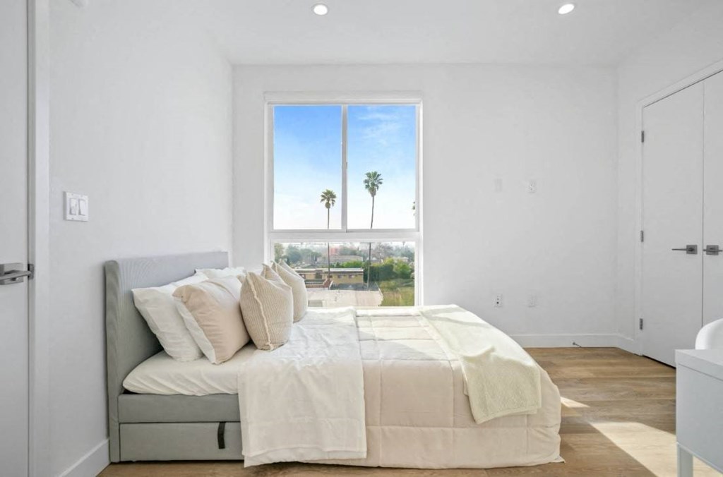 4804 Oakwood primary bedroom