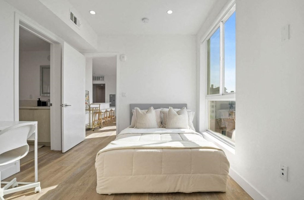 4804 Oakwood primary bedroom