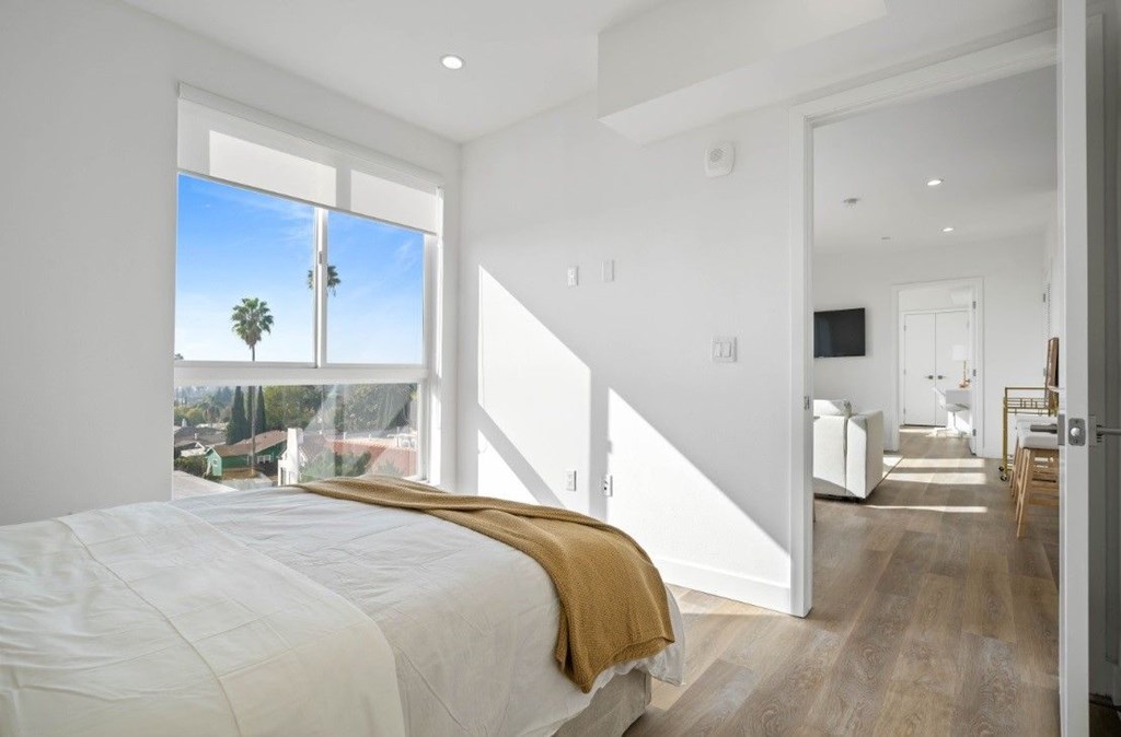 4804 Oakwood bedroom