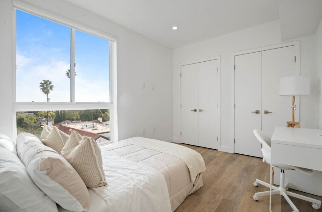 4804 Oakwood bedroom closet